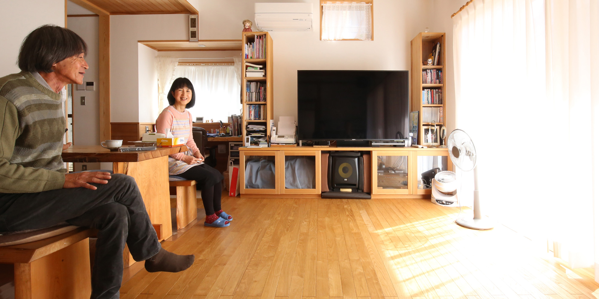 1329-神奈川県鎌倉市山崎-木造注文住宅-健康になる家-ご夫婦リビングにて-2000-1000